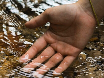 Hand in Wasser